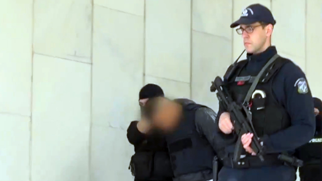 Έγκλημα στον Άγιο Δημήτριο: Σπάραζε η πρώην σύντροφος του 27χρονου στο δικαστήριο - Ακόμη προσπαθώ να καταλάβω πού βρίσκομαι και τι με έχει βρει (Βίντεο)