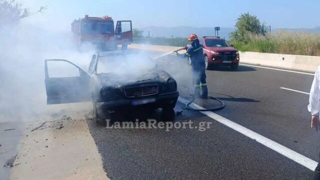 Αθηνών - Λαμίας: Τυλίχθηκε στις φλόγες αυτοκίνητο (Βίντεο)