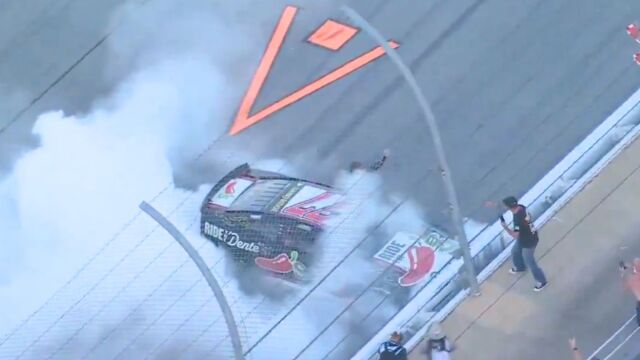 ΗΠΑ: Η στιγμή που αμάξι ραλίστα πέφτει σε τοίχο της πίστας ενώ κάνει τον γύρο του θριάμβου (Βίντεο)