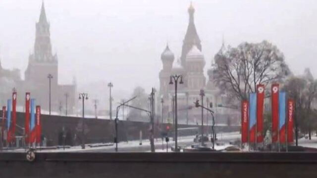 Μόσχα: Ανοιξιάτικη χιονοθύελλα παραλύει την πόλη με ακυρώσεις πτήσεων και ζημιές (Βίντεο)