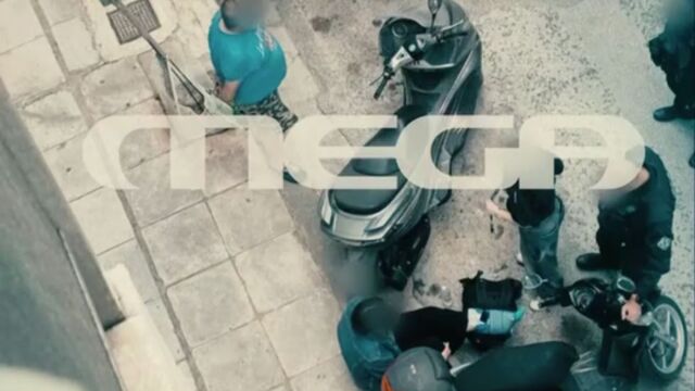 Παγκράτι: Περιγραφή που κλονίζει από την 22χρονη για τον ξυλοδαρμό της από 56χρονο για θέση πάρκινγκ - Μου ρίχνει μπουνιά και με ρίχνει πάνω στο αυτοκίνητο, εκεί σαπίζει το πόδι (Βίντεο)