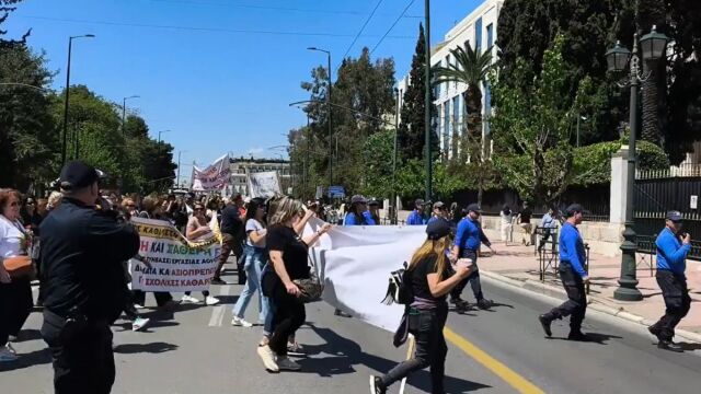 Απεργιακή κινητοποίηση σχολικών καθαριστριών έξω από το υπουργείο Εσωτερικών: 