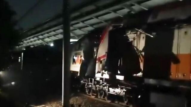 Ινδονησία: Σοκαριστική σύγκρουση τρένων μέσα σε σιδηροδρομικό σταθμό (Εικόνες  Βίντεο)