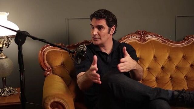 Ο Χριστόφορος Παπακαλιάτης αποκαλύπτει:  Όταν με σκηνοθετώ, είναι καταστροφή, λέω 