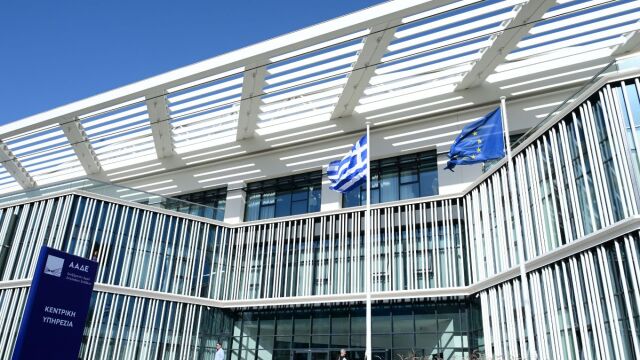 ΑΑΔΕ: Λαβράκι με 1.400 επιχειρήσεις με μαϊμού μηδενικό ΦΠΑ και 129 εξαφανισμένους εμπόρους - Πώς το myDATA ξεσκέπασε τη φοροδιαφυγή