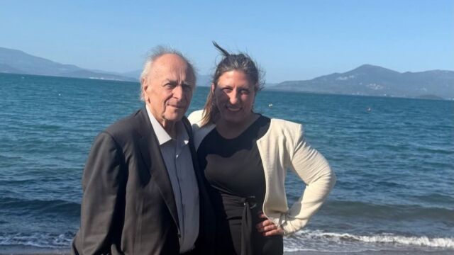 Ζωή Κωνσταντοπούλου: Ποζάρει αγκαλιά με τον πατέρα της Νίκο Κωνσταντόπουλο μπροστά στη θάλασσα στα Καμένα Βούρλα - 