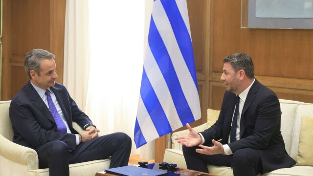 Μετωπική ΠΑΣΟΚ  κυβέρνησης για τις υποκλοπές: Τα δύο 