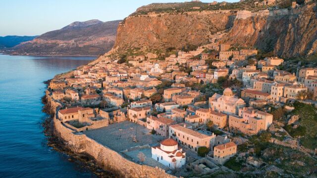 Πρωτομαγιά: Στης Μονεμβασιάς τα κάστρα... - Οι προορισμοί εντός και εκτός συνόρων που οι Έλληνες ψάχνουν περισσότερο για το τριήμερο