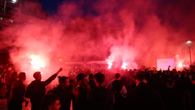Μπιλμπάο - ΠΑΟΚ: Έγινε η νύχτα... μέρα στην Πλατεία Ναυαρίνου, χιλιάδες οπαδοί του ΠΑΟΚ στο πλευρό του Δικεφάλου για τον τελικό! (Εικόνες)