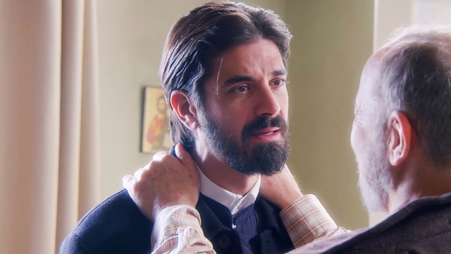 Άγιος Έρωτας: Τον καθαιρούν στην κηδεία του πατέρα του - Βγάλε το ράσο τώρα! (Βίντεο)