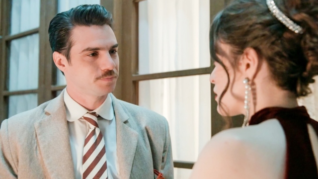 Grand Hotel: Της ζητά να τον παντρευτεί χωρίς να ξέρει την αλήθεια - Το σοκ για το παιδί (Βίντεο)