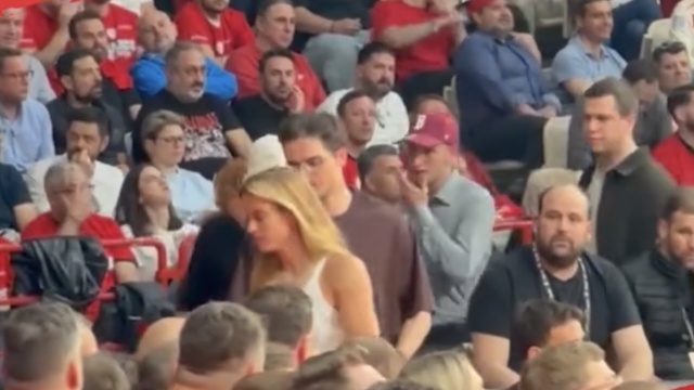 Μητσοτάκης και Σάκκαρη στις εξέδρες του ΣΕΦ για το Ολυμπιακός - Μονακό (βίντεο)