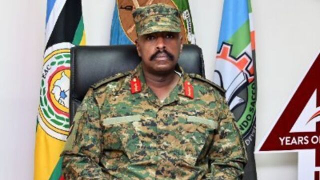 Ασύλληπτη ανάρτηση του αρχηγού στρατού της Ουγκάντα: Είμαι 14% Έλληνας και συγγενής του Μεγάλου Αλεξάνδρου