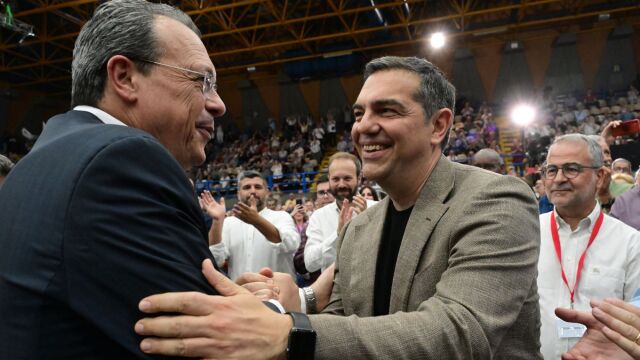 Αμηχανία σε Αμαλίας και Κουμουνδούρου για τα επόμενα βήματα μέχρι τις κάλπες - Πώς σχολίασαν το ρεπορτάζ για το τηλεφώνημα Φάμελλου σε Τσίπρα - Πότε μετατίθεται η συνάντηση