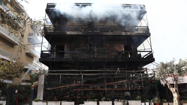 Φωτιά στο Ίλιον: Κάηκαν όλα τα διαμερίσματα της πολυκατοικίας - Ακούστηκαν εκρήξεις, άρπαξαν οι τέντες, σοκάρουν οι μαρτυρίες (Εικόνες & Βίντεο)