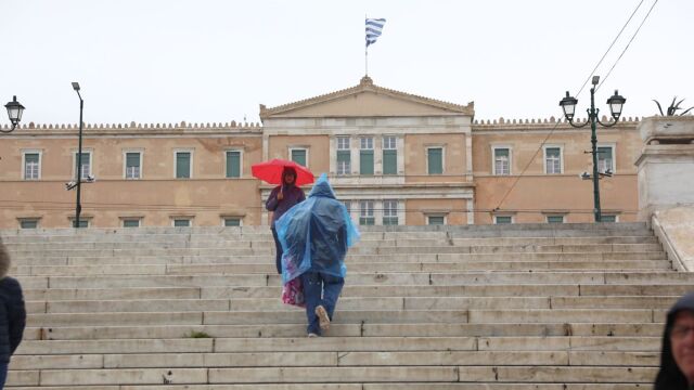 Άστατος ο καιρός την Πρωτομαγιά: Βροχές, καταιγίδες, άνεμοι και αισθητή πτώση της θερμοκρασίας - Ποιες περιοχές επηρεάζονται περισσότερο (Βίντεο)