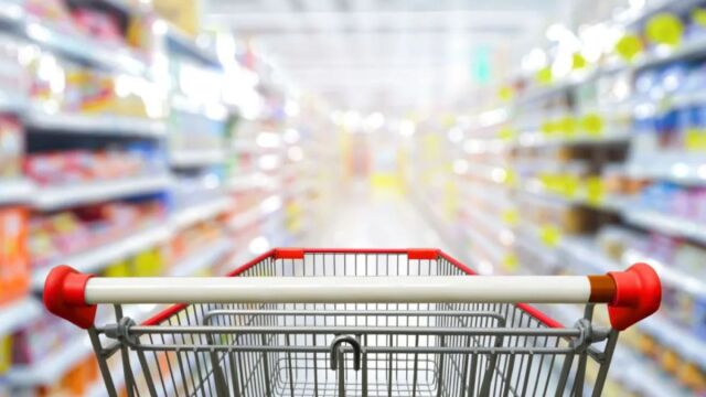 Πρωτομαγιά: Τι ισχύει για σούπερ μάρκετ, καταστήματα, τράπεζες και Δημόσιο - Ποιες επιχειρήσεις είναι ανοικτές, πώς αμείβονται οι εργαζόμενοι