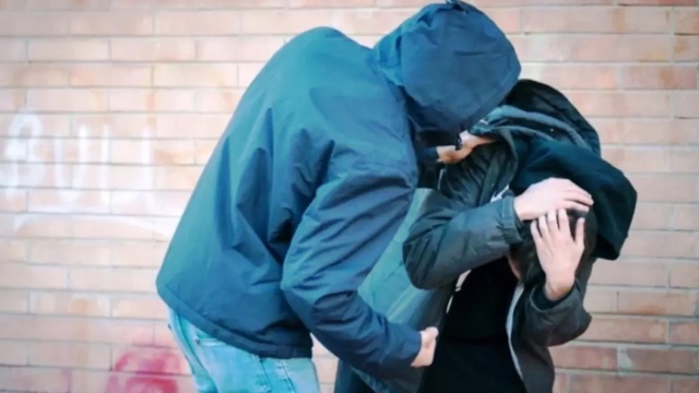 Νέα Φιλαδέλφεια: Δεν ξέραμε ότι ήταν ΑΜΕΑ - Σοκ από την επίθεση σε 17χρονο και τη μαρτυρία της μητέρας του 25χρονου