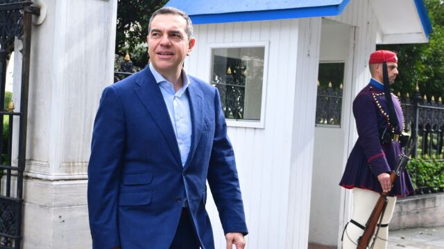 Αλέξης Τσίπρας: Χαμόγελα στην Αμαλίας για την άνοδο στις δημοσκοπήσεις, ακόμα καταγράφεται η σκιά του λένε συνεργάτες του - Τα επόμενα βήματα και οι κατ' ιδίαν επαφές