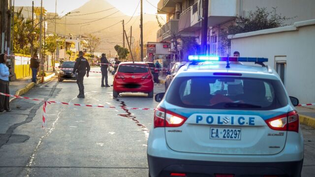 Δολοφονία στο Ηράκλειο Κρήτης: Συνελήφθη και η σύζυγος του 54χρονου που σκότωσε τον 21χρονο, με την κατηγορία της συνέργειας - Στον εισαγγελέα οδηγείται ο δράστης (Βίντεο)