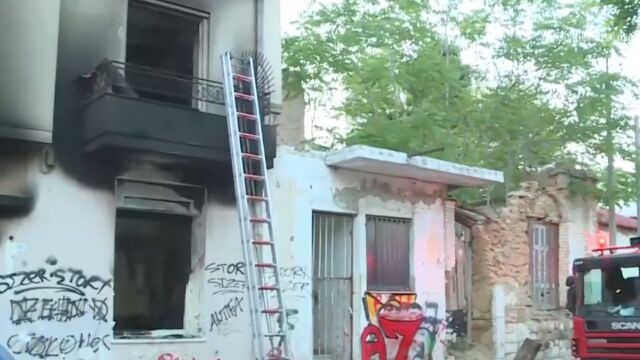 Φωτιά σε εγκαταλελειμμένο κτίριο στο κέντρο της Αθήνας - Μεγάλη κινητοποίηση της Πυροσβεστικής (Βίντεο)