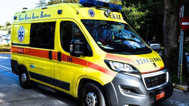Εύβοια: Τροχαίο στην παραλία Κοτσικιάς, διακομίστηκε στο κέντρο Υγείας Μαντουδίου για εξετάσεις η οδηγός