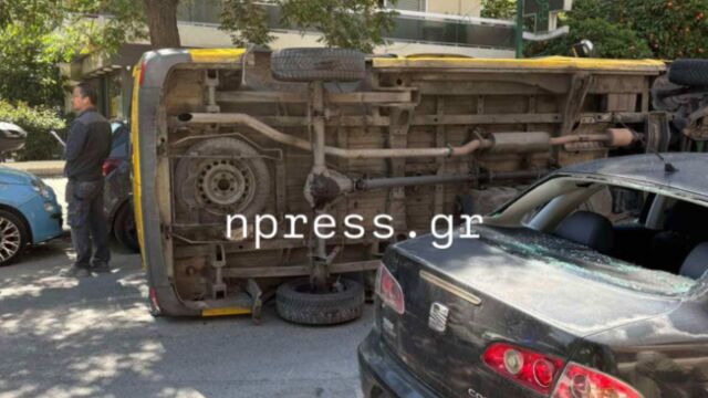 Τροχαίο στο Παλαιό Φάληρο: Τούμπαρε σχολικό λεωφορείο ύστερα από σύγκρουση με ΙΧ