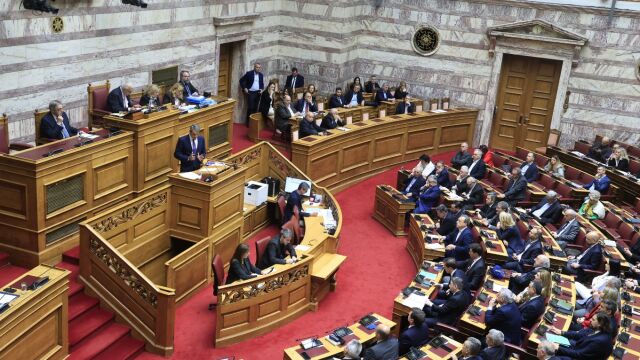 Συνταγματική Αναθεώρηση: Δριμείες κατηγορίες από την αντιπολίτευση για τις προτάσεις Μητσοτάκη - 