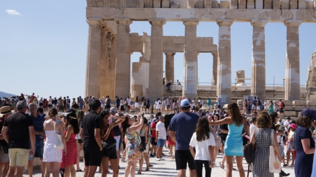 Τουρισμός: Ρεκόρ αφίξεων και ταξιδιωτικών εισπράξεων μειωμένες όμως οι διανυκτερεύσεις το 2025