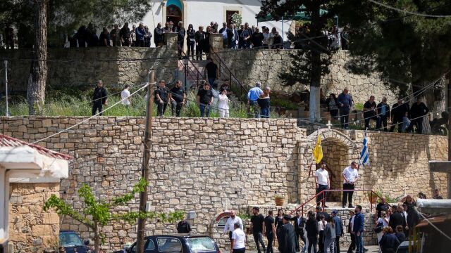 Κρήτη:  Ξέσπασμα κατά αστυνομικών από συγγενείς του 21χρονου στην κηδεία του - 