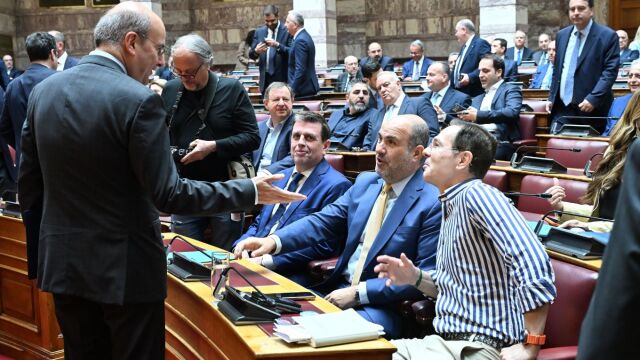 ΚΟ της Νέας Δημοκρατίας: Πηγαδάκια, χαμόγελα και χειραψίες  - Ποιοι έκατσαν δίπλα σε ποιους στην γαλάζια συνεδρίαση (Εικόνες)