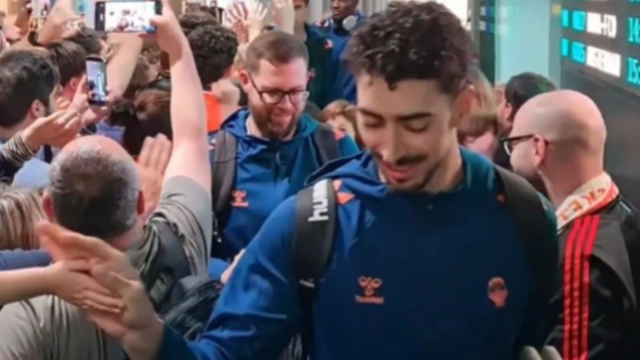 Euroleague: Αποθέωση της Βαλένθια στο αεροδρόμιο Μανίθες μετά την ισοφάριση της σειράς με τον Παναθηναϊκό AKTOR (Βίντεο)