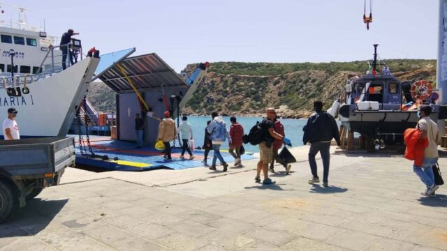 Γαύδος: Έφτασαν 40 μετανάστες με λέμβο, επιβιβάστηκαν σε πλοίο με προορισμό τα Σφακιά