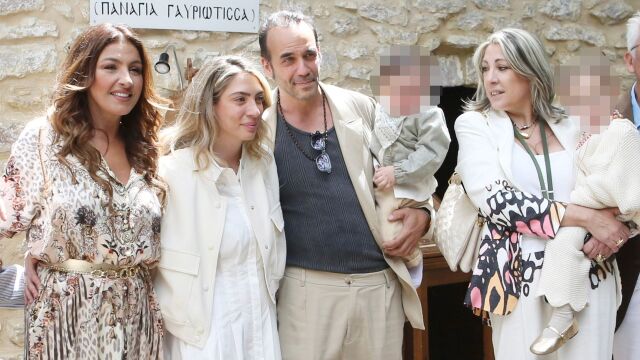 Πάνος Μουζουράκης & Μαριλού Κόζαρη: Βάφτισαν τον γιο τους στην Αμφίκλεια με νονά την Έλενα Παπαρίζου (Εικόνες)