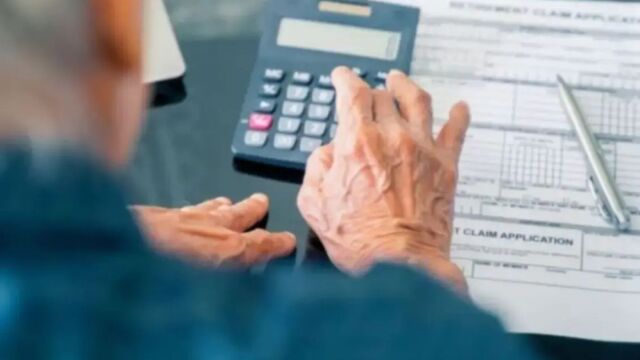 Συντάξεις: Παράθυρο για αυξήσεις 100 ευρώ σε 400.000 συνταξιούχους (Πίνακας)