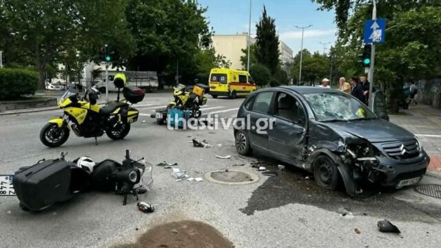 Σοβαρό τροχαίο στη Θεσσαλονίκη: Αυτοκίνητο συγκρούστηκε με δύο μηχανές - Τρεις στο νοσοκομείο (Εικόνες)