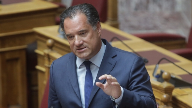 Γεωργιάδης: Δεν είμαι εγώ στη φωτογραφία ενός άνδρα με γυναίκα σε προσωπική στιγμή που κυκλοφορεί στο Διαδίκτυο