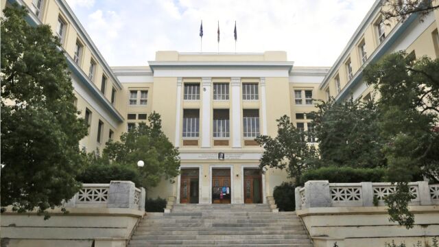 Δίκη για τη διαπόμπευση του πρύτανη της ΑΣΟΕΕ: Αθώοι οι τρεις κατηγορούμενοι