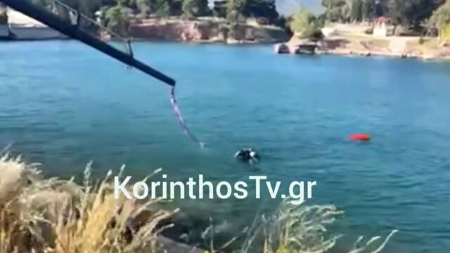 Ισθμός Κορίνθου: Βίντεο από τη στιγμή της ανάσυσρης του αυτοκινήτου που έπεσε  πρόλαβε να βγει ο οδηγός