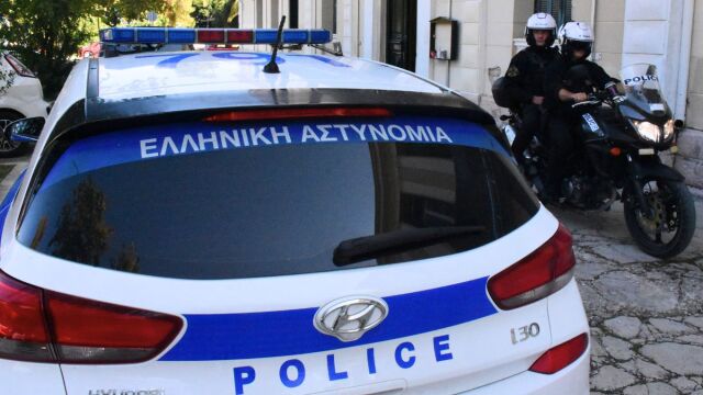 Θεσσαλονίκη: 44χρονος χτύπησε τον πατέρα του, έφυγε κι επέστρεψε με καραμπίνα - Ακινητοποιήθηκε από τους αστυνομικούς αφού ο ηλικιωμένος ενεργοποίησε το 