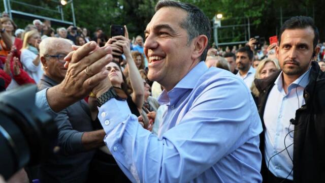 Τα τετ-α-τετ του Αλέξη Τσίπρα μετά την ομιλία του στο Χαλάνδρι (Βίντεο)