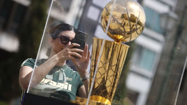 Στην Αθήνα το βαρύτιμο τρόπαιο του NBA - Πολίτες φωτογραφίζονται μαζί του (Βίντεο)