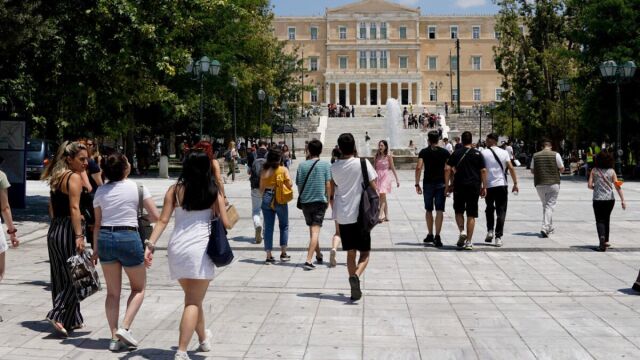 ΟΟΣΑ: Πρωταθλήτρια η Ελλάδα στην αύξηση του εισοδήματος νοικοκυριών - Πάνω από 3%, στο 0,7% ο μέσος όρος των κρατών μελών (Γραφήματα)