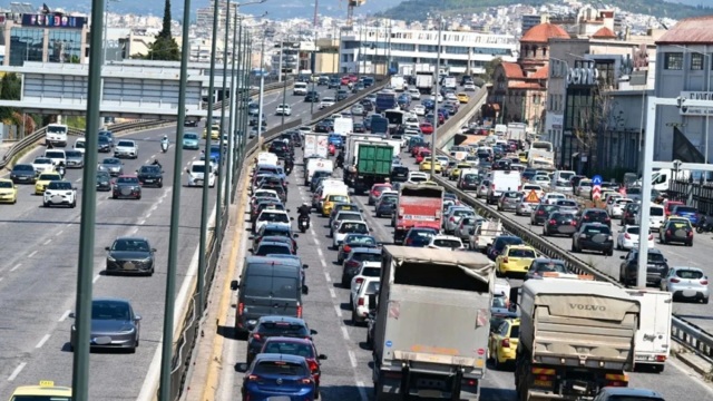 Live η κίνηση στους δρόμους: Ουρές χιλιομέτρων στον Κηφισό, καθυστερήσεις σε Κηφισίας, Κατεχάκη και Αττική Οδό - Πού αλλού υπάρχουν προβλήματα
