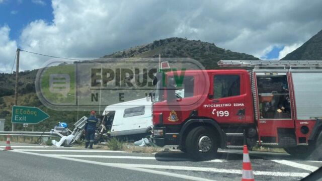 Eκτροπή τροχόσπιτου στην Ιόνια Οδό: Απεγκλωβίστηκε οικογένεια με δύο παιδιά (Εικόνες)