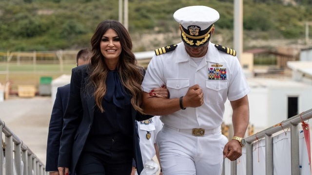Εντυπωσιασμένη η Κίμπερλι Γκίλφοϊλ από την πρώτη της επίσκεψη στη ναυτική βάση της Σούδας: Απαραίτητη για τους κοινούς στόχους μας στον τομέα της ασφάλειας (Εικόνες)