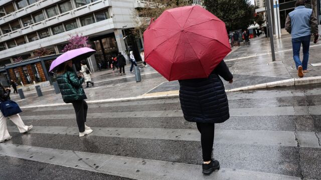 Καιρός: Χωρίζεται στα δύο η χώρα - Πού θα σημειωθούν βροχές και καταιγίδες, ποιες περιοχές θα πνίξει η αφρικανική σκόνη (Βίντεο)