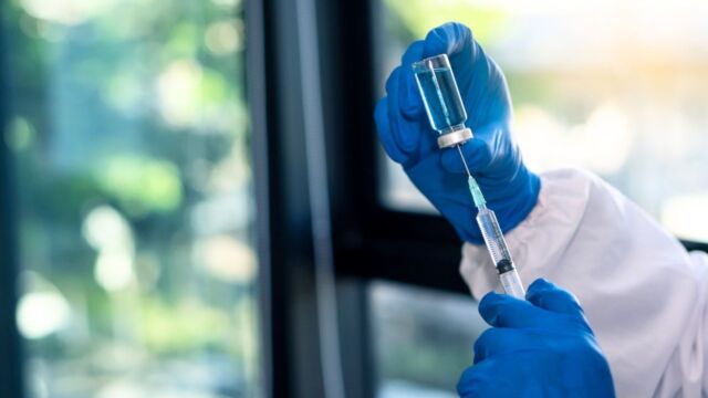 Βρετανία: Κρούσματα μηνιγγίτιδας σε κολλέγιο της νότιας Αγγλίας - Ένας φοιτητής έχασε τη ζωή του,  δύο νοσηλεύονται