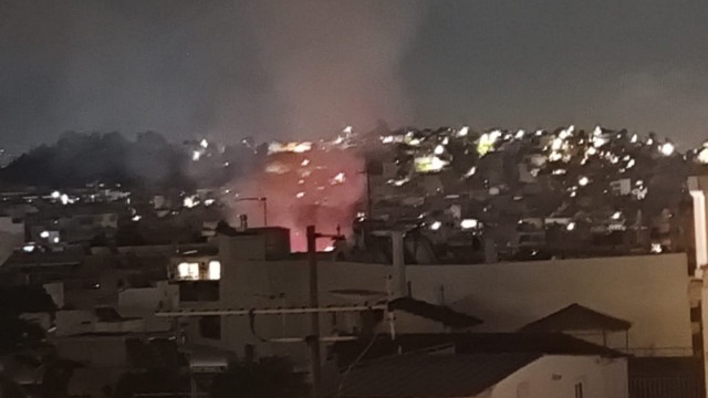 Κουκάκι: Φωτιά σε εγκαταλελειμμένο κτήριο στην οδό Φαλήρου (Βίντεο)
