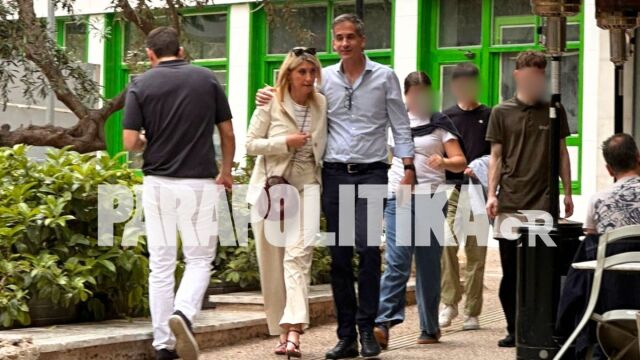 Βόλτα στο κέντρο της Αθήνας για τον Κώστα Μπακογιάννη και τη Σία Κοσιώνη μαζί με τα παιδιά τους (Εικόνες & Βίντεο)
